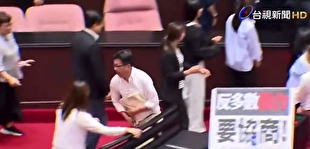 سرقت یک لایحه توسط نماینده معترض در پارلمان تایوان
